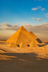 世界遺産・ギザの三大ピラミッド群の美しい夕景