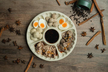 Characteristics: Noodles separated into cups. and soup pot With meat and meatballs