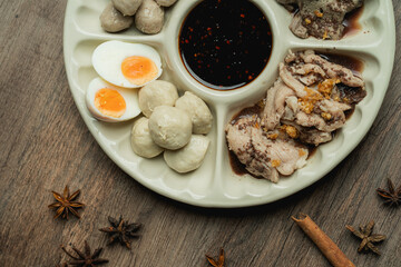 Characteristics: Noodles separated into cups. and soup pot With meat and meatballs