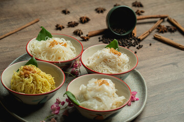 Characteristics: Noodles separated into cups. and soup pot