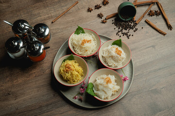 Characteristics: Noodles separated into cups. and soup pot