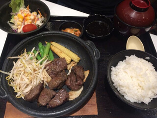 Japanese teppanyaki steak with bean sprout, green bean and baby corn in hot iron plate in lunch set