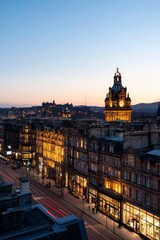 Obraz premium Illuminated Edinburgh Cityscape at Dusk Showing Castle and Clock Tower