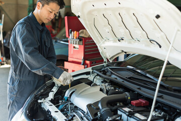 自動車整備をする40代男性整備士
