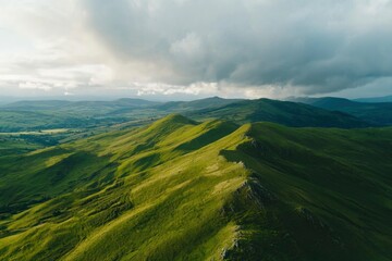 Fototapeta premium Rolling Green Hills Under a Cloudy Sky