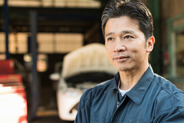 自動車整備工場で働く整備士の男性
