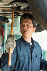 自動車のメンテナンスをする40代男性整備士