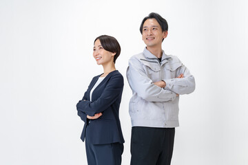 ポジティブに考える作業着を着た男性とスーツを着た女性