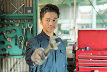 自動車整備工場で働く整備士の男性