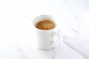 朝のひとときにぴったりのカフェ・ラテは、ミルクをたっぷり入れたコーヒー
