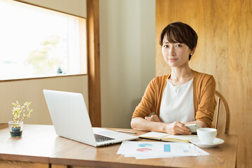 カフェで仕事をする30代女性