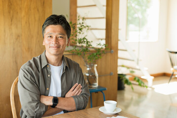 カフェで仕事をする40代男性