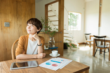 カフェで仕事をする30代女性