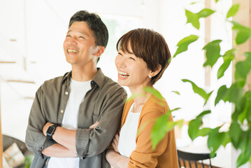 カフェで笑顔で話しをする男女