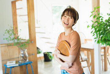 カフェで働く30代女性