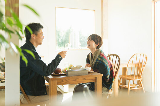 休日をカフェで過ごす日本人夫婦