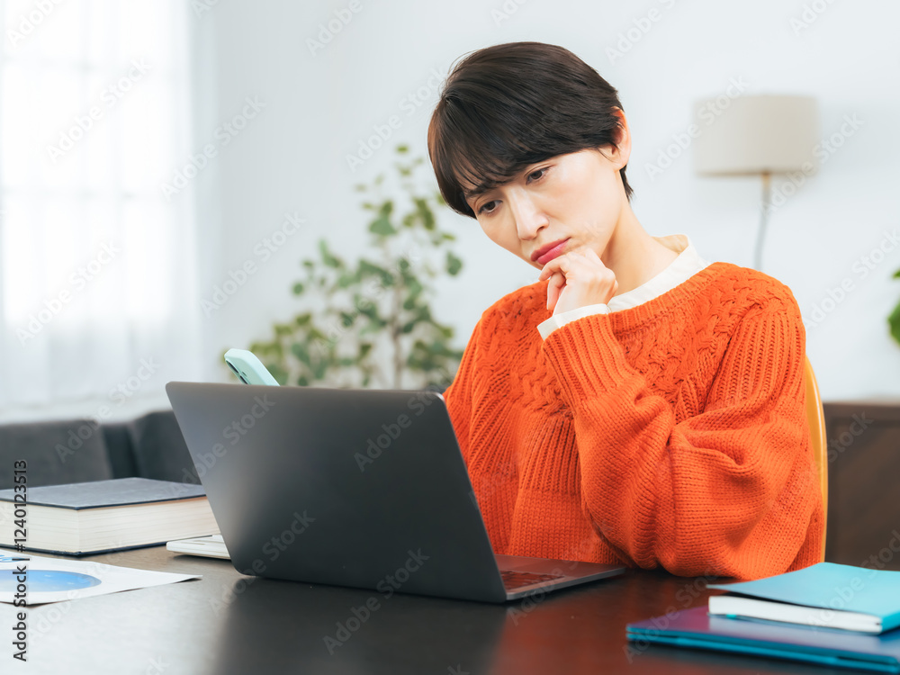 Leinwandbilder スマホ、悩む、女性、ノートパソコン、スマートフォン、アプリ、web、困る、トラブル、炎上、日本人、ネット、フェイクニュース、SNS、失敗、詐欺、スパムメール、なりすまし、乗っ取り、ログイン、パスワード、忘れる、2段階認証、2FA、DX、IT、IT音痴、わからない、難しい、フリーランス、資格、副業、ポイント、室内、リビングルーム、ライフスタイル、悩み、考える、疑問、心配、不安、不満、問題、落ち込む、