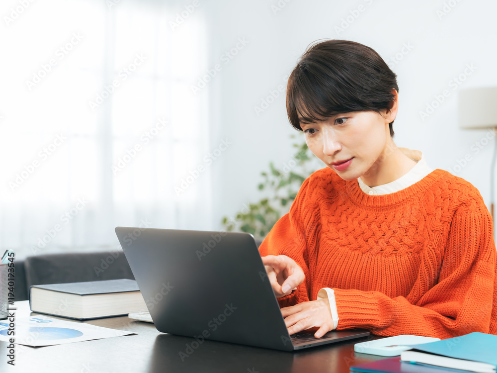Aufkleber 女性、チェック、確認、ノートパソコン、pc、ビジネス、フリーランス、副業、校正、デスクワーク、事務、書類、データ、仕事、学習、勉強、問題、見る、発見、探す、リサーチ、調査、記事、カジュアル、主婦、日本