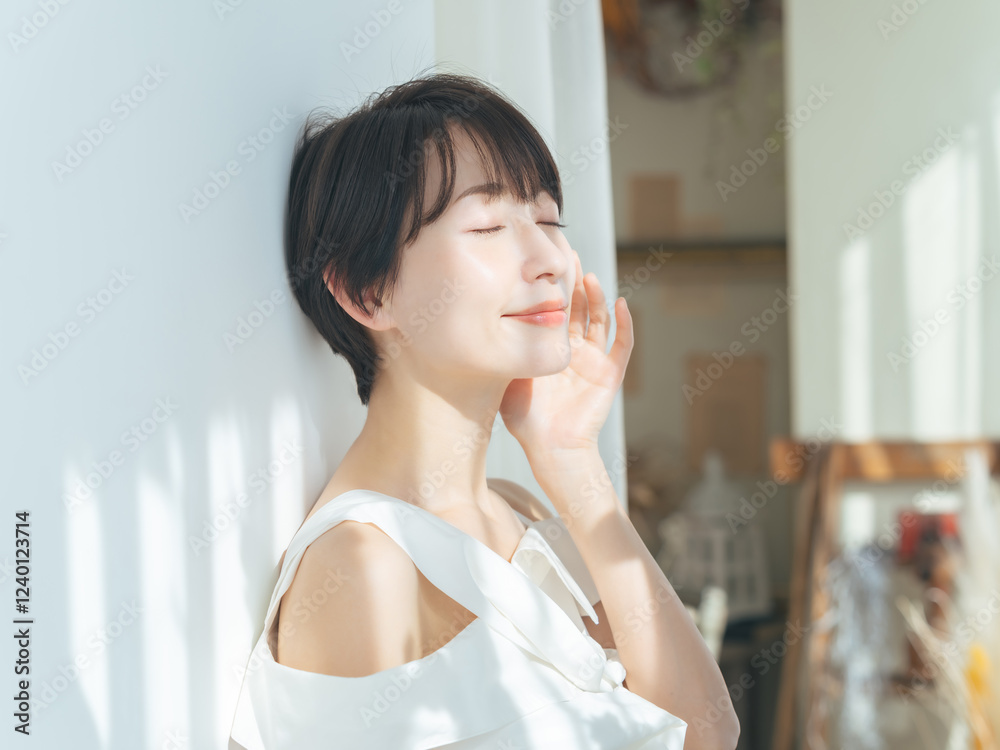 Aufkleber 女性、ポートレート、人物、美容、スキンケア、UVケア、ナチュラル、コスメ、化粧品、エステ、日焼け止め、日本人、日差し、自然光、明るい、爽やか、サンルーム、リラックス、メイク、サロン、脱毛、夏、ブライダル、ウェディング、ドレス、水着、ビューティー、ビューティ、美肌、美白、美顔、アンチエイジング、エイジングケア、肌ケア、セルフケア、ニキビケア、オトナ、きれいめ、キレイめ、シンプル、清潔感、上品、清楚、