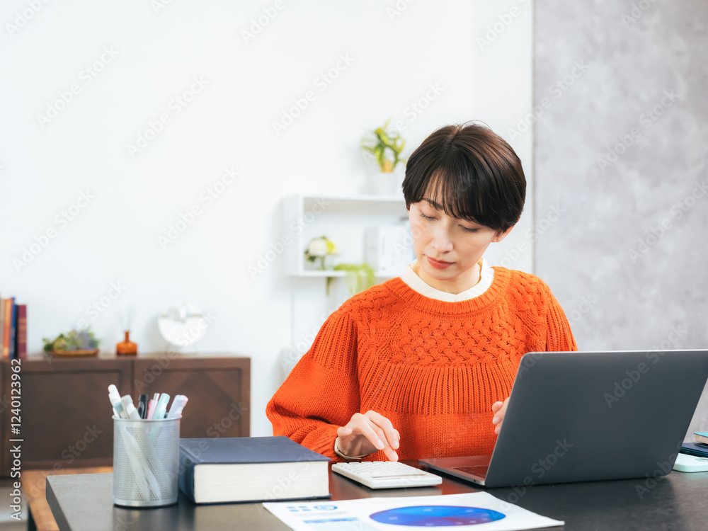 Leinwandbilder 女性、簿記、経理、確定申告、コスト、経費、家計、家計簿、節約、ビジネス、デスクワーク、ノートパソコン、PC、ソフトウェア、税理士、カジュアル、主婦、ミドルエイジ、日本人、30代、40代、在宅勤務、自宅、仕事、オフィス、クラウド、経営、フリーランス、個人事業主、アルバイト、パート、計算、電卓、働く、事務、売上、マネー、お金、収入、支出、コピースペース、副業、資格、試験、勉強、学習、eラーニング、オン