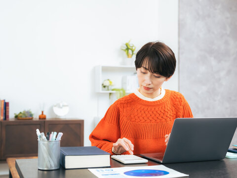 女性、簿記、経理、確定申告、コスト、経費、家計、家計簿、節約、ビジネス、デスクワーク、ノートパソコン、PC、ソフトウェア、税理士、カジュアル、主婦、ミドルエイジ、日本人、30代、40代、在宅勤務、自宅、仕事、オフィス、クラウド、経営、フリーランス、個人事業主、アルバイト、パート、計算、電卓、働く、事務、売上、マネー、お金、収入、支出、コピースペース、副業、資格、試験、勉強、学習、eラーニング、オン
