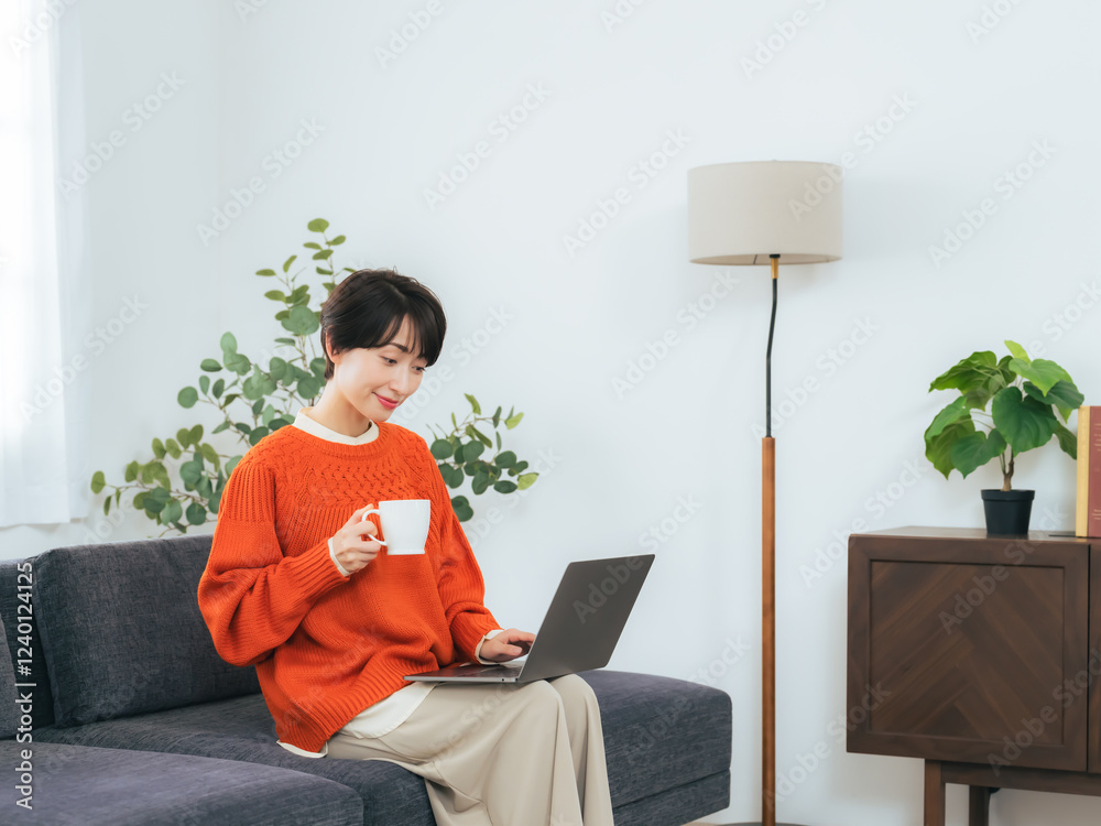 Poster リビングルーム、女性、リラックス、くつろぐ、ノートパソコン、PC、動画、検索、インターネット、オンライン、web、wi-fi、IT、DX、無線、ソファー、座る、カジュアル、主婦、ミドルエイジ、30代、40代、日本人、普段着、くつろぎ、ニュース、コピースペース、広告、通信、デジタル、情報、リサーチ、計画、休憩、コーヒー、カフェ、趣味、楽しみ、インテリア、住宅、暮らし、ライフスタイル、住まい、部屋、家