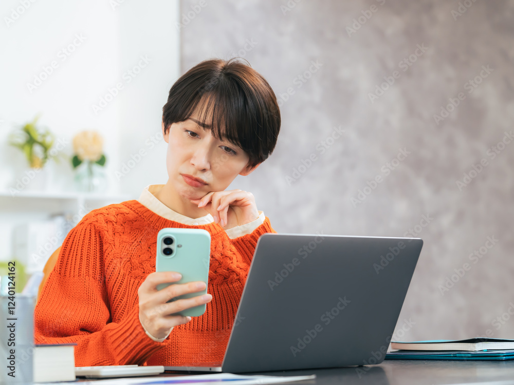 Leinwandbilder 悩む、困る、女性、スマホ、スマートフォン、SNS、不安、心配、不満、トラブル、問題、ノートパソコン、PC、リテラシー、ネット、オンライン、web、仕事、オフィス、カジュアル、フリーランス、主婦、ミドルエイジ、日本人、事務、デスクワーク、値上げ、在宅勤務、認証、ニュース、アプリ、残念、憂鬱、失敗、落ち込む、悩み、疑問、考える、社会、コピースペース、暗い、ネガティブ、室内、連絡、炎上、ライフスタイル、