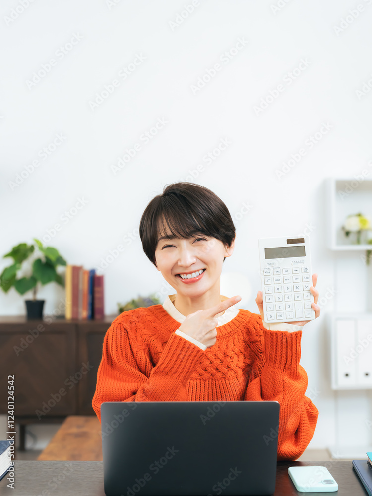 Leinwandbilder 女性、電卓、副業、経理、簿記、節約、お得、おトク、稼ぐ、儲かる、ネットビジネス、仕事、アルバイト、パート、利益、売上、販売、笑顔、ポジティブ、元気、指さす、キャンペーン、セール、チャンス、ノートパソコン、PC、カジュアル、オフィス、主婦、ミドルエイジ、日本人、投資、資産運用、お金、マネー、貯金、コピースペース、お小遣い、家計、家計簿、キャッシュバック、コスト、ポイント、クーポン、紹介、おすすめ、説