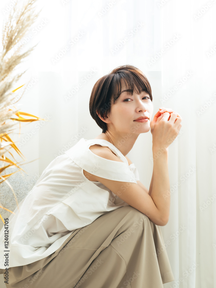 Poster 女性、ポートレート、人物、笑顔、さわやか、ナチュラル、コスメ、化粧品、スキンケア、アンチエイジング、脱毛、美容、ビューティー、ファッション、おしゃれ、明るい、UVケア、日焼け止め、ホワイトニング、美白、美肌、美顔、小顔、エイジングケア、ヘルシー、キレイめ、フェミニン、二の腕、美容院、サロンモデル、ヘアカタログ、ショートヘア、エステ、年齢肌、コピースペース、広告、ミドルエイジ、ミドル、中年、カメラ目