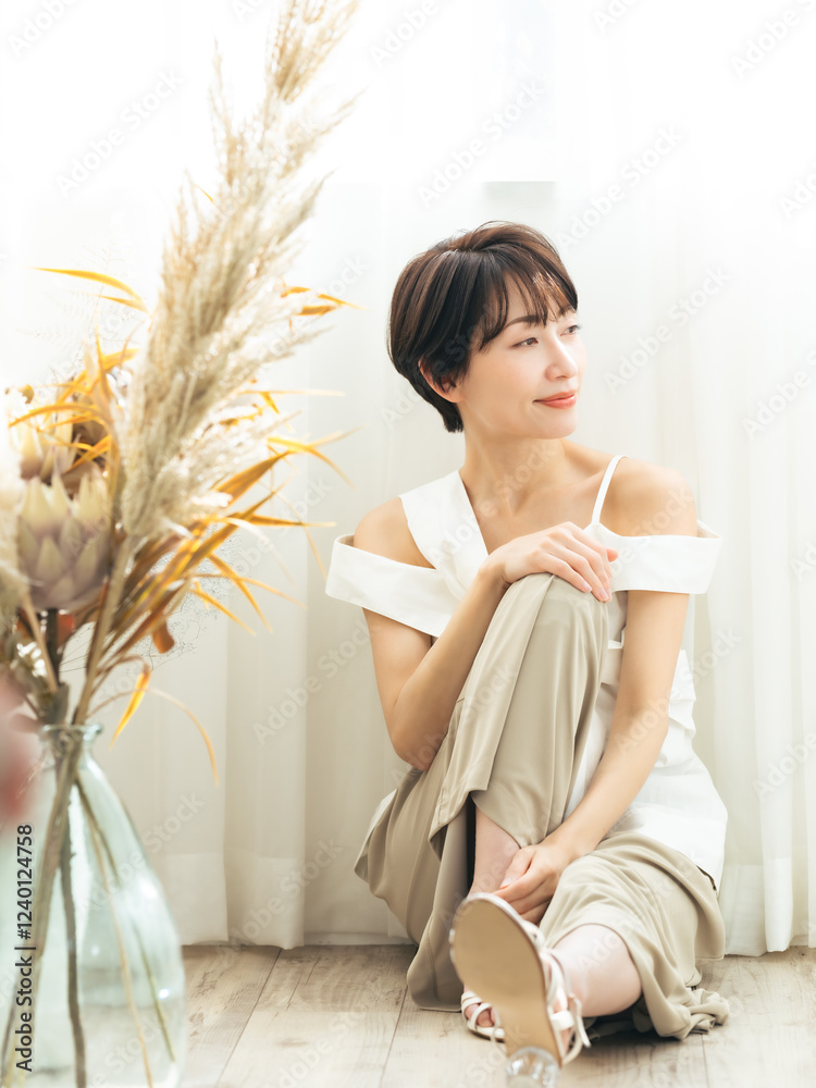 Aufkleber 女性、おしゃれ、ファッション、全身、美容、ボディケア、ポートレート、アンチエイジング、エイジングケア、保湿、乾燥、ドライフラワー、ビューティー、スキンケア、高級感、透明感、笑顔、爽やか、座る、ミドルエイジ、中年、日本人、30代、40代、コスメ、化粧品、アパレル、ナチュラル、キレイめ、コピースペース、リラックス、素肌、素敵、魅力的、カジュアル、ノースリーブ、自然、シンプル、明るい、ポジティブ、美人、