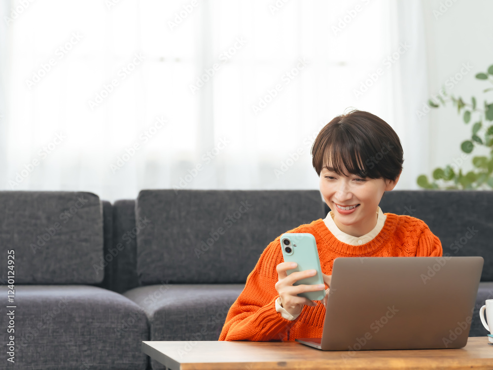 Leinwandbilder スマホ、スマートフォン、アプリ、SNS、通知、メール、決済、認証、顔認証、通販、通信販売、eコマース、ECサイト、銀行、ネットバンキング、オンライン、web、送金、笑顔、女性、ミドルエイジ、主婦、日本人、買い物、ショッピング、ネット、座る、リラックス、くつろぐ、ライフスタイル、DX、デジタル、IT、ノートパソコン、PC、データ、共有、送信、2段階認証、2FA、暗証番号、パスコード、パスワード、動画