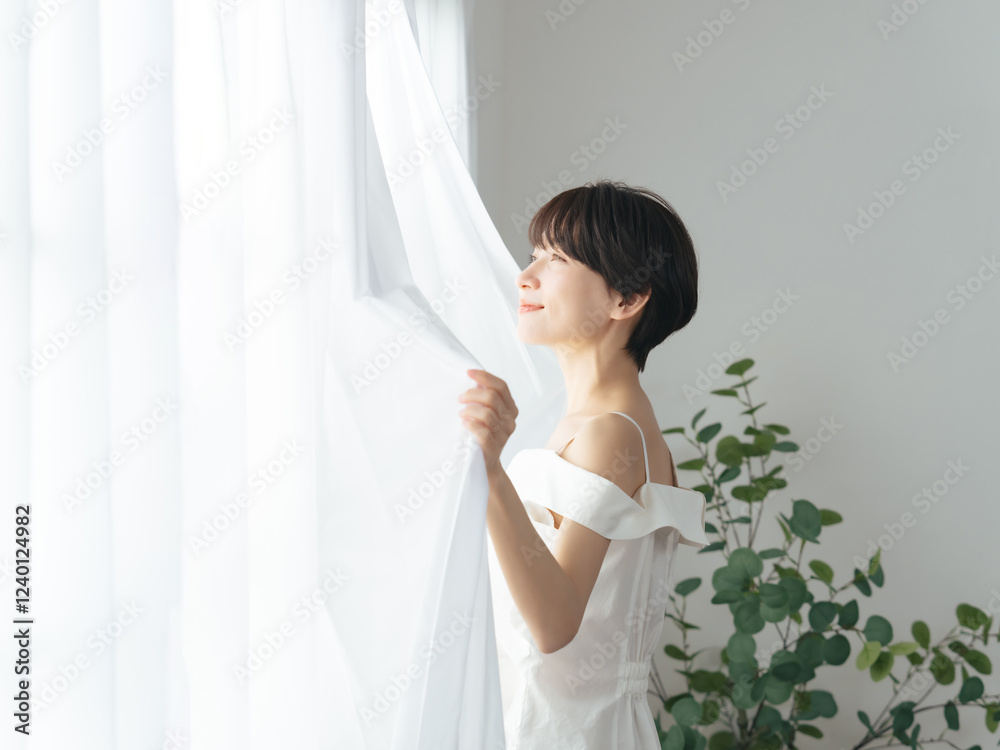 Aufkleber 女性、カーテン、朝、目覚め、リラックス、明るい、快眠、爽やか、ヘルシー、早起き、ボディケア、セルフケア、窓、ホテル、宿泊、リゾート、笑顔、スキンケア、UVケア、日焼け止め、ホワイトニング、美白、美顔、美肌、癒し、日本人、コピースペース、広告、元気、リフレッシュ、ミドルエイジ、ミドル、中年、30代、40代、ライフスタイル、室内、ビューティー、ポートレート、美容、寝起き、早朝、起床、アンチエイジング、