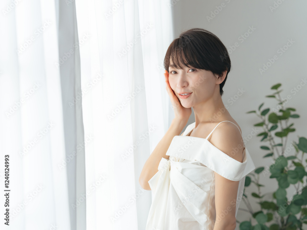 Poster 女性、ミドルエイジ、アンチエイジング、エイジングケア、しわ、しみ、予防、対策、リラックス、ナチュラル、コスメ、化粧品、メイク、カーテン、窓際、朝、明るい、ポジティブ、笑顔、元気、ヘルシー、スキンケア、エステ、サロン、ビューティー、素敵、キレイめ、健康、ヘルスケア、話す、たるみ、きめ、はり、つや、美容、美容液、乳液、化粧水、ライフスタイル、日常、セルフケア、カジュアル、爽やか、スッキリ、快適、30代