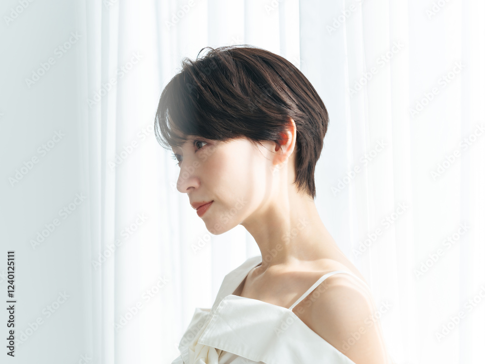 Aufkleber 女性、ミドルエイジ、美容、スキンケア、ボディケア、ナチュラル、横顔、コスメ、化粧品、美白、ホワイトニング、美肌、美顔、フェイスライン、パーフェクション、トリートメント、ヘアケア、ショートヘア、美容院、サロン、エステ、脱毛、首筋、おしゃれ、素敵、キレイめ、魅力的、ミドル、中年、30代、40代、リラックス、リラクゼーション、爽やか、カーテン、窓際、室内、モデル、ポートレート、オフショルダー、コピースペ