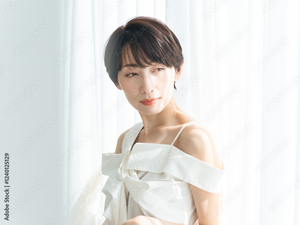 Poster 女性、美容、スキンケア、透明感、美しい、美人、パーフェクション、コスメ、化粧品、ナチュラル、カーテン、窓際、UVケア、日焼け止め、ホワイトニング、美白、魅力的、素敵、キレイめ、ファッション、モデル、おしゃれ、クール、かっこいい、ミドルエイジ、ミドル、中年、30代、40代、若い、シースルーバング、メイク、リラックス、コピースペース、広告、室内、明るい、快適、ライフスタイル、脱毛、ポートレート、エステ