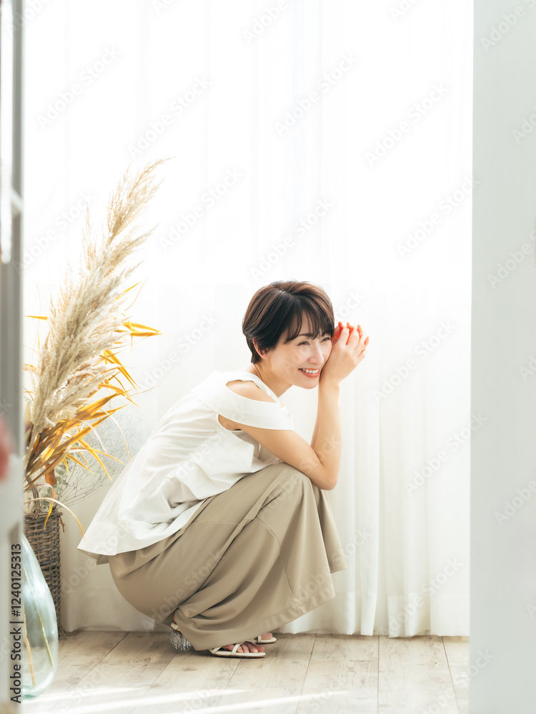 Poster 女性、座る、ポートレート、人物、ファッション、モデル、アパレル、おしゃれ、ナチュラル、ベージュ、コピースペース、広告、日本人、美容、ビューティー、ボディケア、スキンケア、コスメ、化粧品、カーテン、クール、かっこいい、美人、ショートヘア、明るい、カメラ目線、アンチエイジング、エイジングケア、中年、30代、40代、ヘルシー、美しい、清楚、清潔感、透明感、ドライフラワー、インテリア、室内、コンテンポラリ