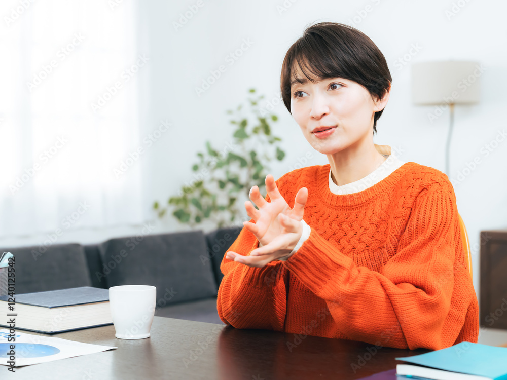 Leinwandbilder 女性、会話、インタビュー、相談、説明、笑顔、ミドルエイジ、主婦、おしゃべり、カフェ、話す、取材、カジュアル、日本人、室内、住宅、住まい、リラックス、暮らし、コピースペース、明るい、ポジティブ、元気、仕事、面接、面談、カウンセリング、カウンセラー、アドバイザー、説得、ジェスチャー、手振り、面会、リビングルーム、オフィス、フリーランス、30代、40代、部屋、インテリア、接客、スタッフ、ビデオ通話、ビデ