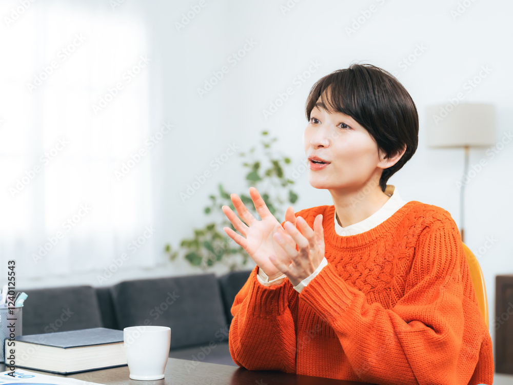 Fototapete 女性、会話、相談、話す、インタビュー、取材、カジュアル、ミドルエイジ、日本人、おしゃべり、室内、住宅、住まい、リラックス、笑顔、暮らし、コピースペース、明るい、ポジティブ、元気、仕事、面接、面談、カウンセリング、カウンセラー、アドバイザー、説得、説明、ジェスチャー、手振り、面会、リビングルーム、オフィス、フリーランス、主婦、30代、40代、部屋、インテリア、接客、スタッフ、カフェ、ビデオ通話、ビデ