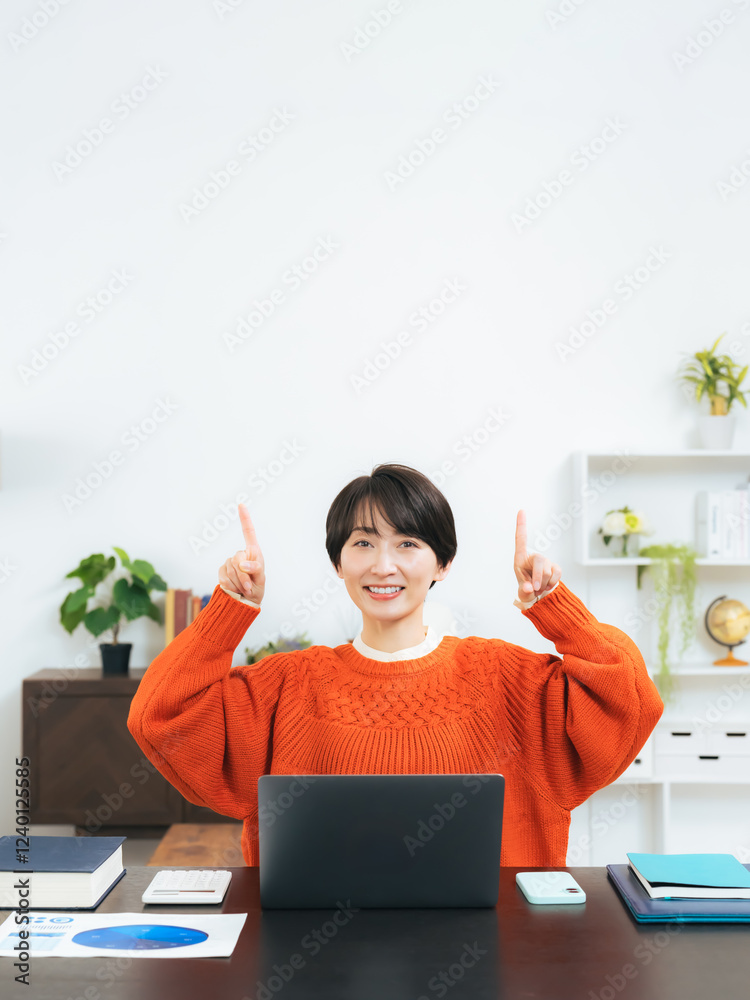 Aufkleber 女性、ミドル、指さす、人物、広告、宣伝、カジュアル、笑顔、案内、紹介、誘導、PR、指す、指導、ガイド、ガイダンス、アドバイザー、セミナー、教える、レッスン、お知らせ、告知、報告、見せる、提案、アドバイス、研修、教育、CM、おすすめ、勧める、説明、解説、インテリア、室内、ミドルエイジ、中高年、主婦、フリーランス、リビングルーム、仕事、副業、資格、DX、コピースペース、空白、白バック、URL、リンク、