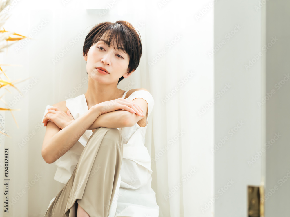 Poster 女性、保湿、ビューティー、美容、スキンケア、アンチエイジング、ファッション、おしゃれ、コスメ、ミドルエイジ、化粧品、エイジングケア、日本人、ミドル、中年、30代、ポートレート、40代、美肌、美白、美顔、ホワイトニング、クール、かっこいい、美人、ナチュラル、コピースペース、広告、ショートヘア、ショートカット、美容院、エステ、サロン、キレイめ、きれいめ、モデル、カメラ目線、ベージュ、イエベ、ライフスタ