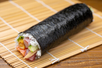 恵方巻を手作りで楽しむ縁起物の海鮮巻き寿司 © kai