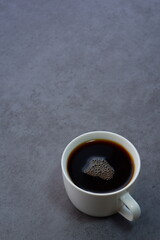 淹れたてのコーヒーを飲みながら、のんびりリラックスしているイメージ写真
