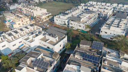 Naklejka premium Aerial view of city building with dusty solar panels.