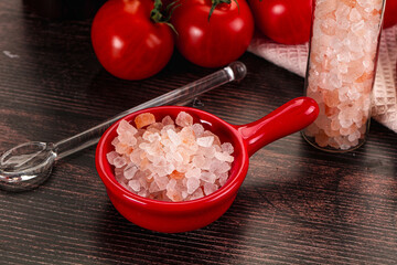 Rose pink Himalai salt in the bowl