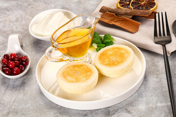 Roasted cheesecakes - Syrniki with honey