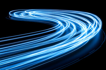 Blaue Lichtspuren in geschwungener Bewegung auf schwarzem Hintergrund 