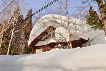 雪国の豪雪地帯に佇む
