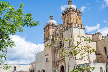 Templo de Santo Domingo de Guzmán en el centro de Oaxaca méxico, iglesia rodeada de agaves para destilar mezcal