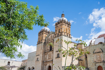 Templo de Santo Domingo de Guzmán en el centro de Oaxaca méxico, iglesia rodeada de agaves para destilar mezcal