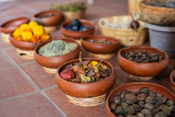 Diferentes insumos para teñir lana de forma artesanal en Teotitlan Oaxaca, méxico